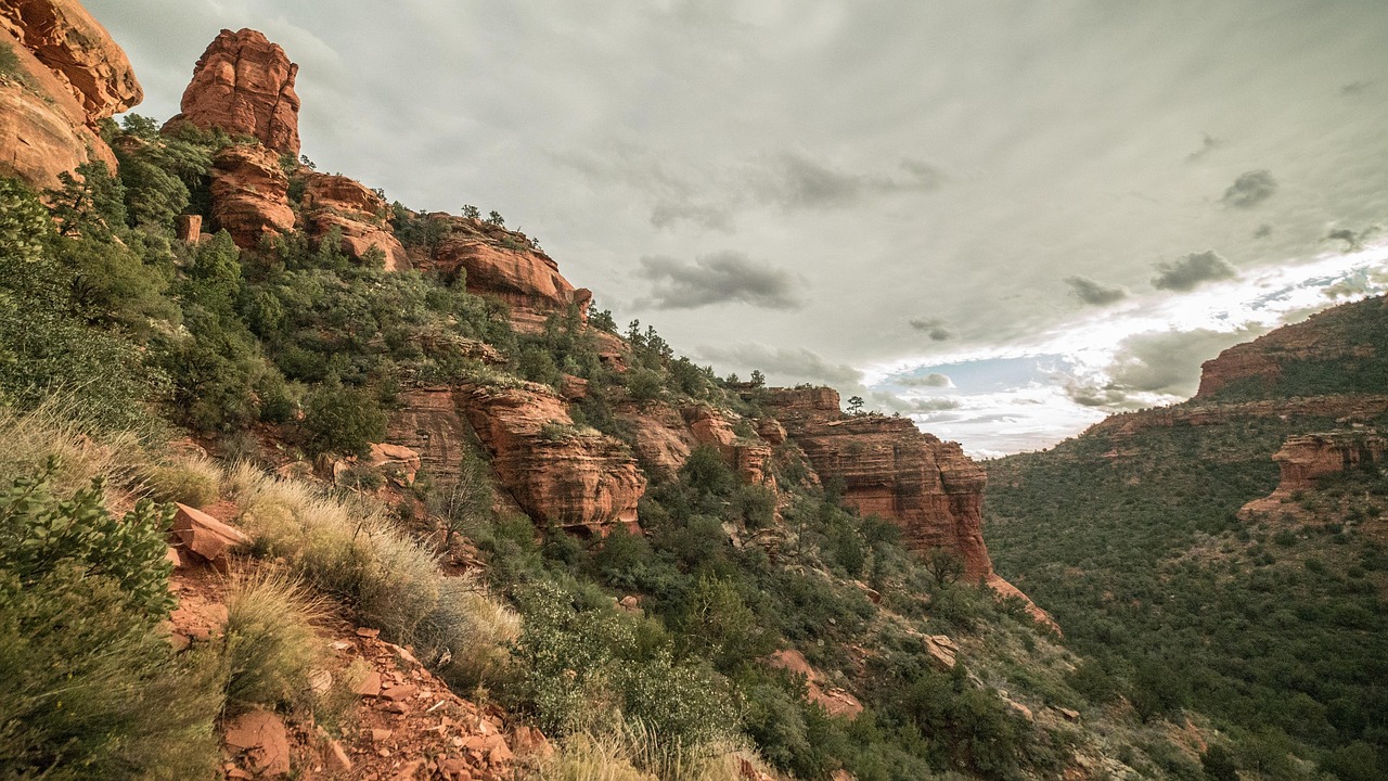 découvrez l'arizona, un état fascinant des états-unis, célèbre pour ses paysages désertiques, ses canyons majestueux, et ses villes vibrantes comme phoenix et tucson. explorez la beauté naturelle du grand canyon et profitez d'activités en plein air dans un climat ensoleillé, tout en découvrant la riche culture amérindienne et les charmantes localités du sud-ouest.