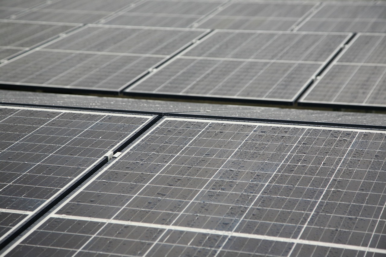découvrez tout sur le photovoltaïque : fonctionnement, avantages, aides et solutions pour produire votre propre électricité solaire en toute simplicité.