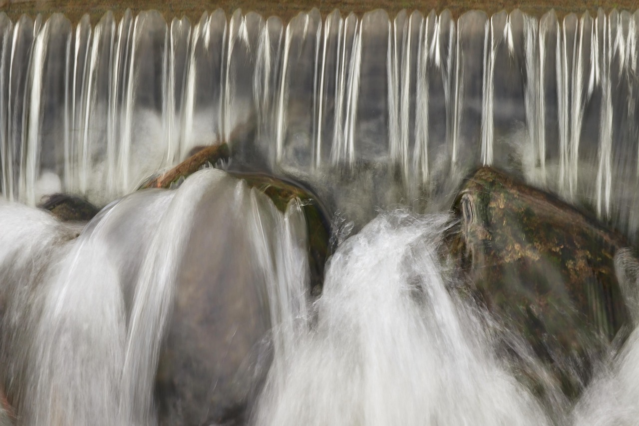 découvrez l'hydroélectricité, une source d'énergie renouvelable propre et durable. apprenez comment cette technologie utilise la force de l'eau pour produire de l'électricité tout en préservant notre environnement.