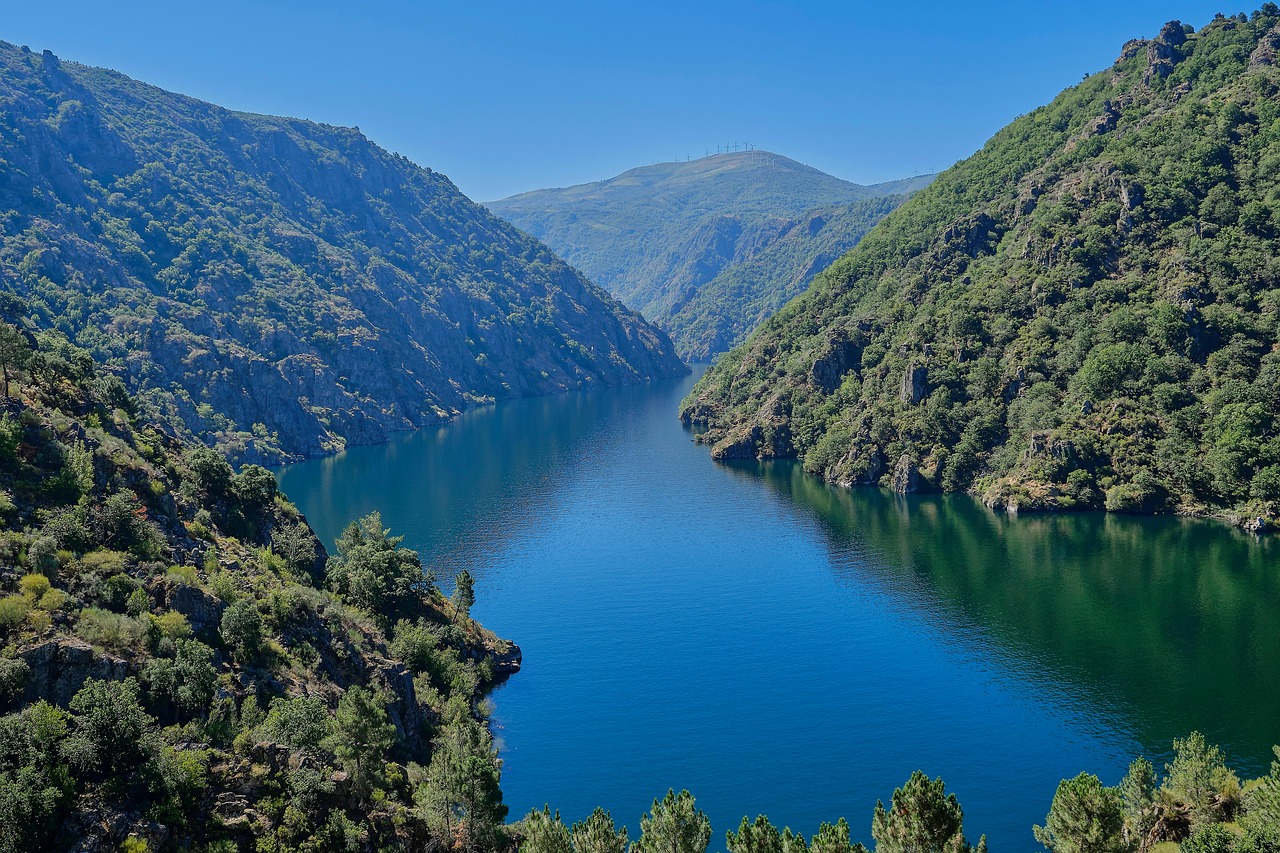 découvrez la galice, une région côtière du nord-ouest de l'espagne, riche en paysages sauvages, en culture celtique et en délicieuses spécialités culinaires. explorez ses plages idylliques, ses villes historiques comme saint-jacques-de-compostelle, et l'hospitalité chaleureuse de ses habitants.