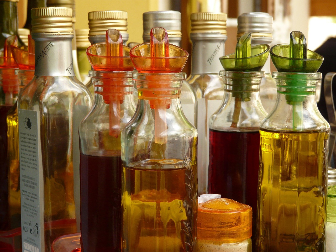 découvrez les utilisations polyvalentes du bicarbonate de soude et du vinaigre blanc, des aides ménagères naturelles pour le nettoyage, la cuisine et bien plus encore.