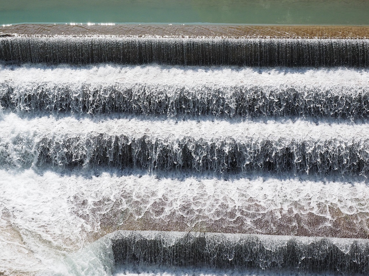 découvrez les avantages de l'énergie hydraulique, une source d'énergie renouvelable et propre qui utilise la force de l'eau pour produire de l'électricité de manière durable et écologique.