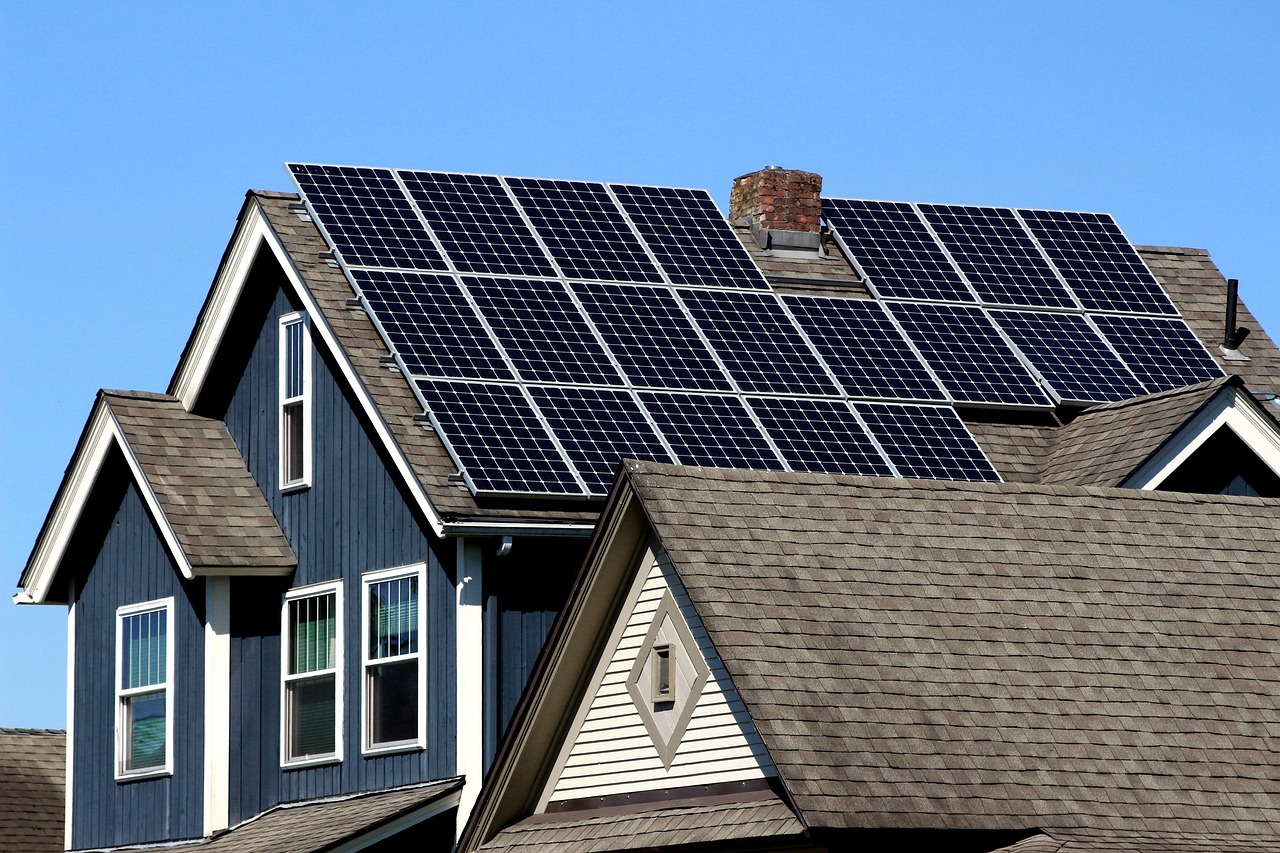 découvrez comment intégrer les énergies renouvelables dans votre maison pour un habitat écologique, économique et durable.