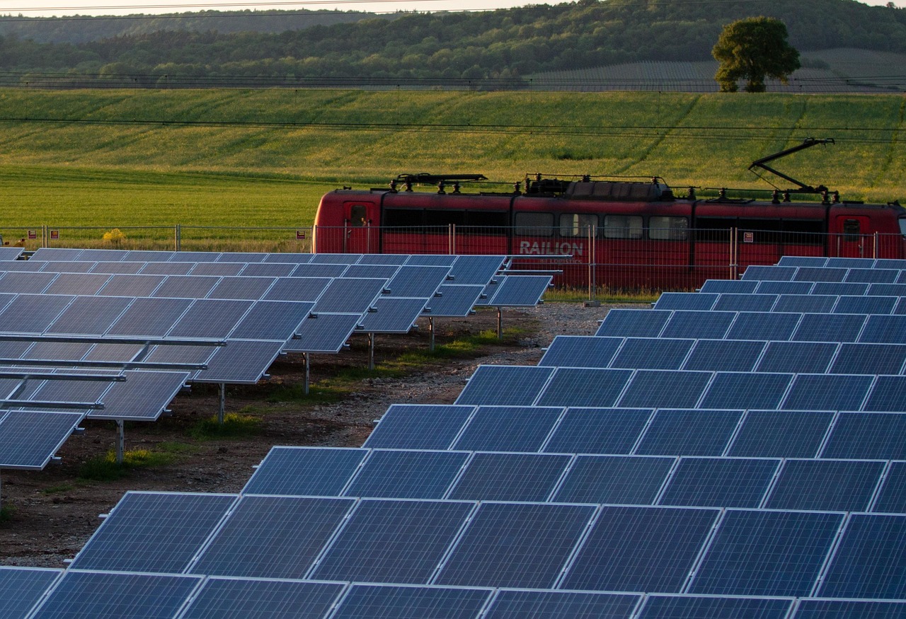 Énergie Solaire : Le Parlement Révise Profondément les Règles sur la Solarisation et la Végétalisation des Toits et Parkings dans le Cadre de la Loi DDADUE