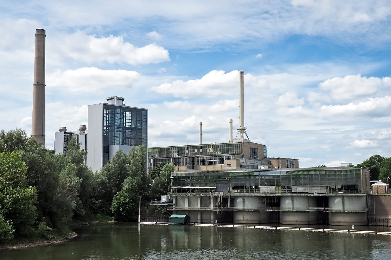 découvrez l'hydroélectricité, une source d'énergie renouvelable qui utilise la puissance de l'eau pour produire de l'électricité. informez-vous sur ses avantages, son fonctionnement, et son rôle dans la transition énergétique.