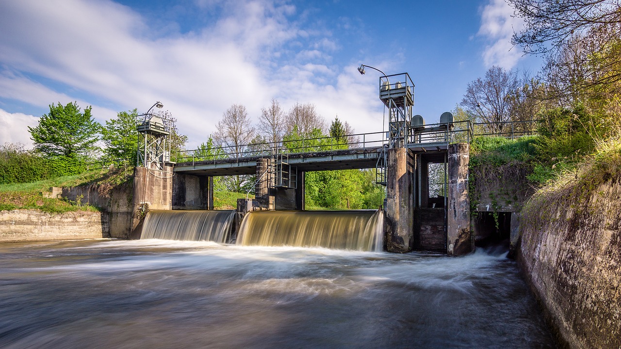 découvrez l'hydroélectricité, une source d'énergie renouvelable qui transforme la puissance des rivières et des chutes d'eau en électricité durable. explorez ses avantages, ses technologies innovantes et son rôle crucial dans la lutte contre le changement climatique.