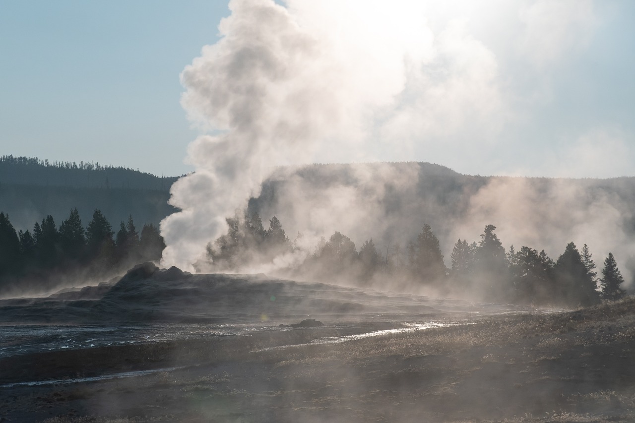 découvrez l'énergie géothermique, une source d'énergie renouvelable et durable qui exploite la chaleur de la terre pour produire de l'électricité et chauffer nos habitations. en savoir plus sur ses avantages, son fonctionnement et son impact sur l'environnement.