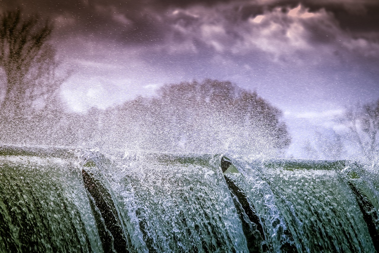 découvrez le fonctionnement et les avantages des barrages hydroélectriques, des infrastructures essentielles qui génèrent de l'énergie renouvelable tout en régulant les ressources en eau. explorez leur impact écologique, économique et social dans la lutte contre le changement climatique.