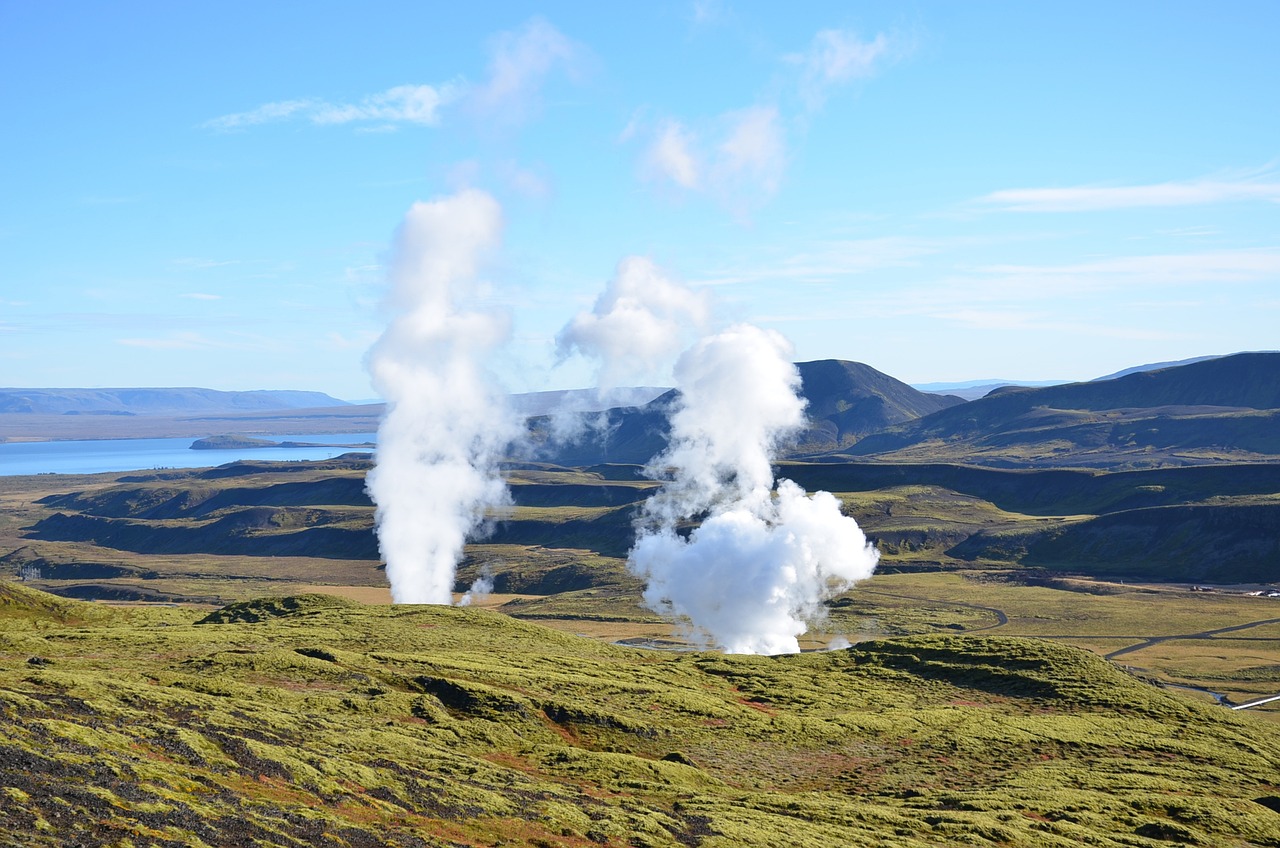 découvrez l'énergie géothermique, une source d'énergie renouvelable et durable exploitant la chaleur de la terre. apprenez comment elle contribue à réduire les émissions de carbone, à diversifier les sources d'énergie et à soutenir la transition énergétique.