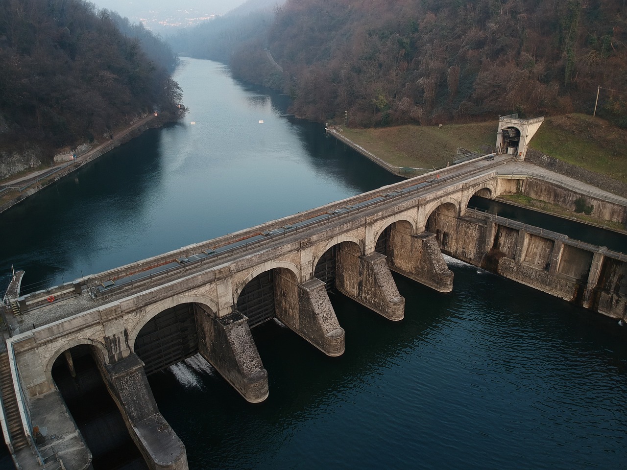 découvrez tout sur les barrages hydroélectriques, leur fonctionnement, leur impact sur l'environnement et leur rôle crucial dans la production d'énergie renouvelable. informez-vous sur les avantages et les défis associés à cette source d'énergie durable.