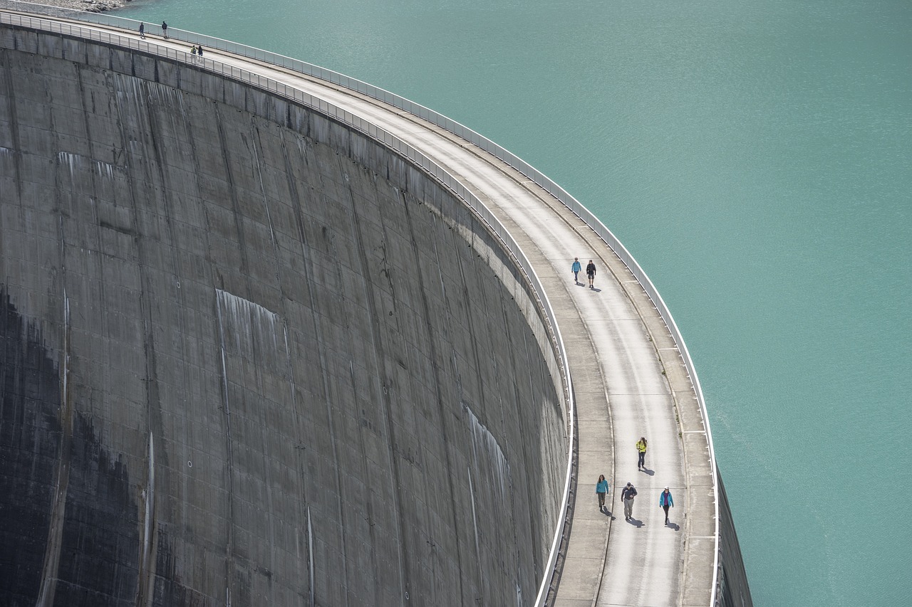 découvrez l'importance des barrages hydroélectriques dans la production d'énergie renouvelable. apprenez comment ces infrastructures utilisent l'eau pour générer de l'électricité tout en respectant l'environnement.