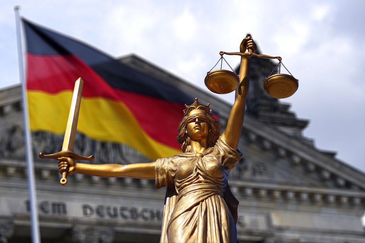 découvrez comment la justice transformative propose des alternatives aux systèmes judiciaires traditionnels, en mettant l'accent sur la réhabilitation, la réparation des torts et la réconciliation au sein des communautés, pour une approche plus humaine et durable des conflits.