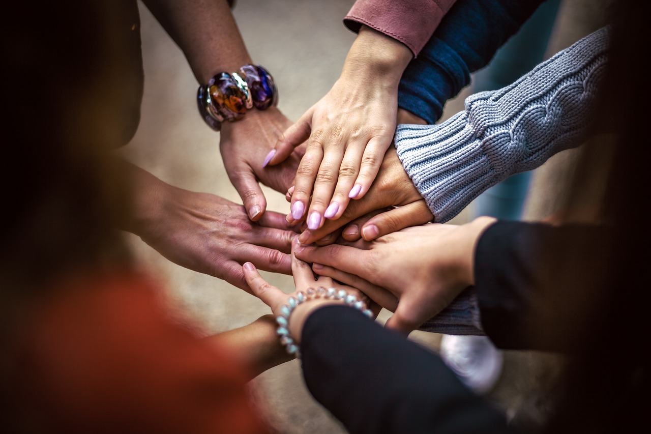 découvrez comment favoriser l'engagement communautaire pour renforcer les liens sociaux et améliorer la qualité de vie. explorez des stratégies efficaces pour impliquer les citoyens, promouvoir des initiatives locales et bâtir une communauté solidaire.