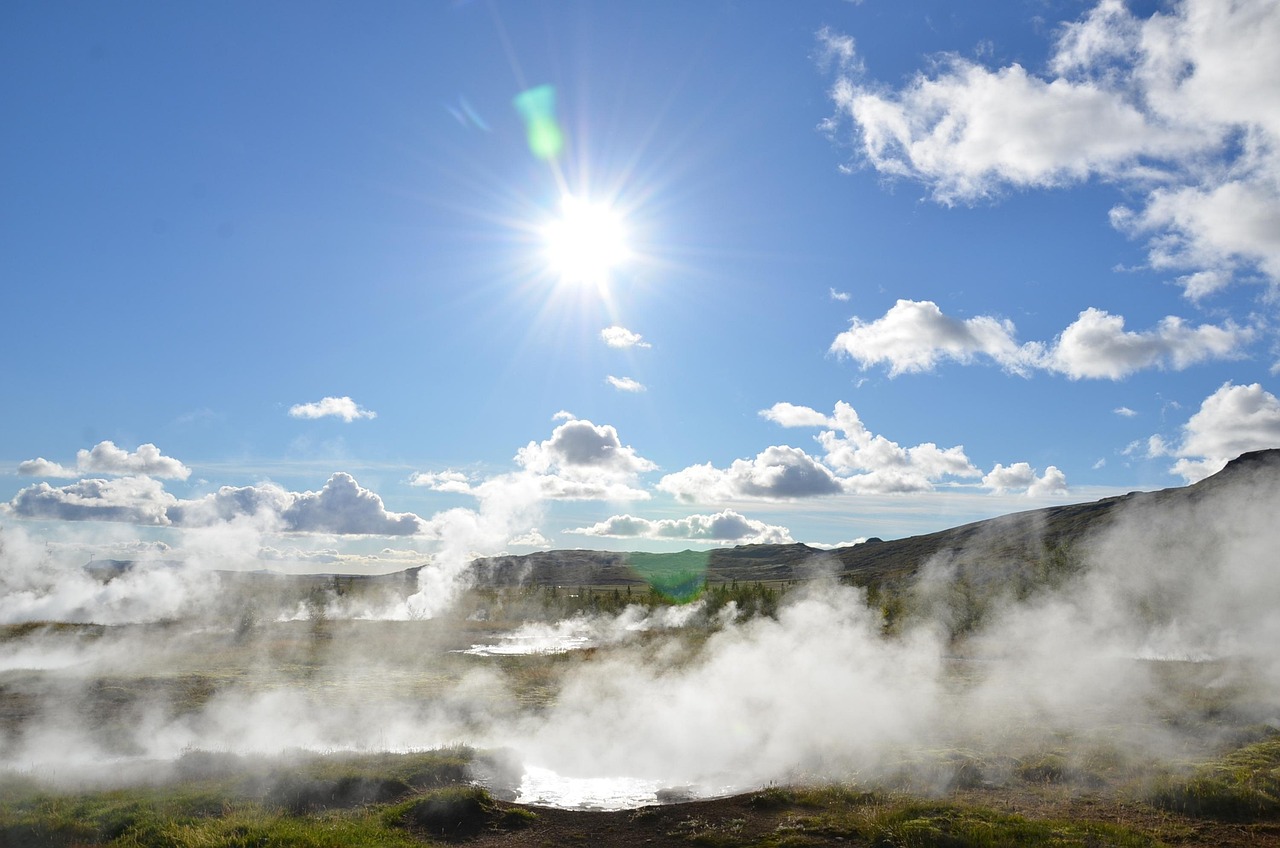 découvrez l'énergie géothermique, une source d'énergie renouvelable inépuisable qui exploite la chaleur de la terre pour produire de l'électricité et chauffer des bâtiments. apprenez-en davantage sur ses avantages écologiques et son potentiel dans la lutte contre le changement climatique.
