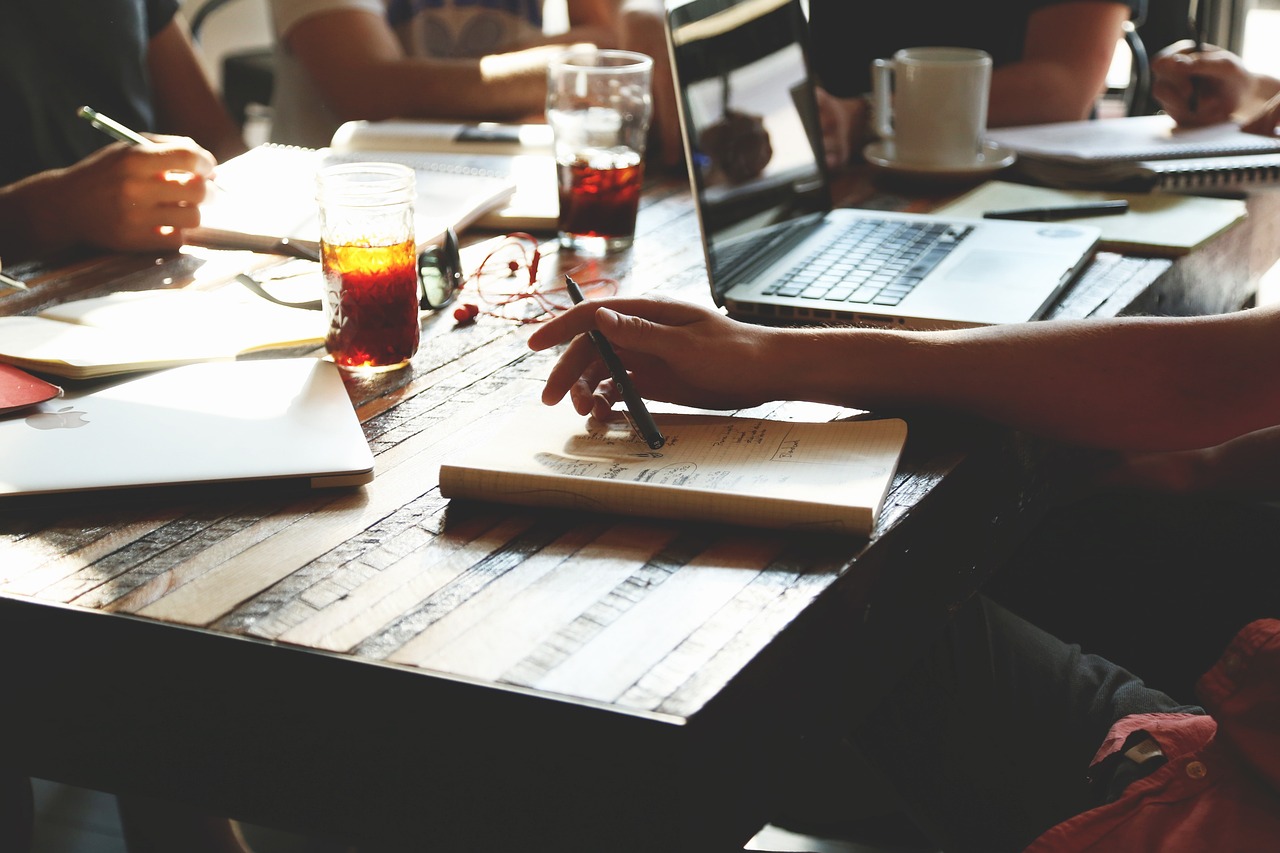 découvrez l'importance de la collaboration interculturelle pour favoriser l'innovation et l'ouverture d'esprit dans un monde globalisé. apprenez comment améliorer la communication entre différentes cultures et tirer parti de la diversité pour réussir ensemble.