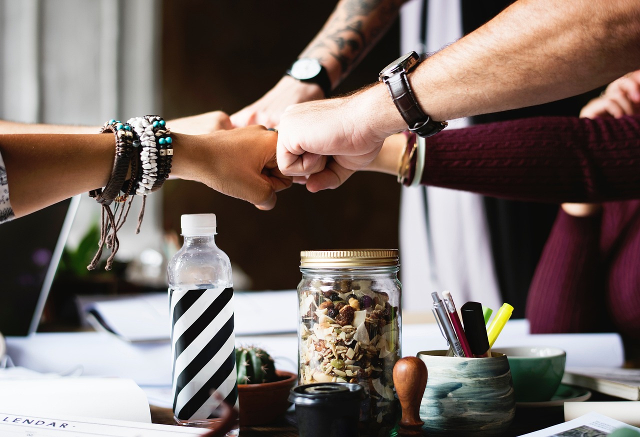 découvrez comment favoriser la collaboration interculturelle au sein de votre équipe pour améliorer la créativité, l'innovation et la performance. apprenez des stratégies pour surmonter les barrières culturelles et renforcer la cohésion entre des personnes de différentes origines.