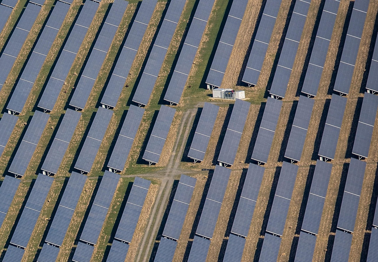 découvrez tout sur l'énergie solaire : son fonctionnement, ses avantages, les différentes solutions pour la maison et l'industrie, ainsi que des conseils pour réussir votre transition vers une énergie propre et durable.