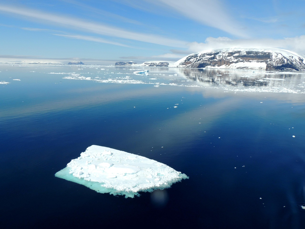 découvrez l'exploration de l'antarctique : histoire, expéditions légendaires, enjeux scientifiques et défis extrêmes au cœur du continent le plus mystérieux de la planète.