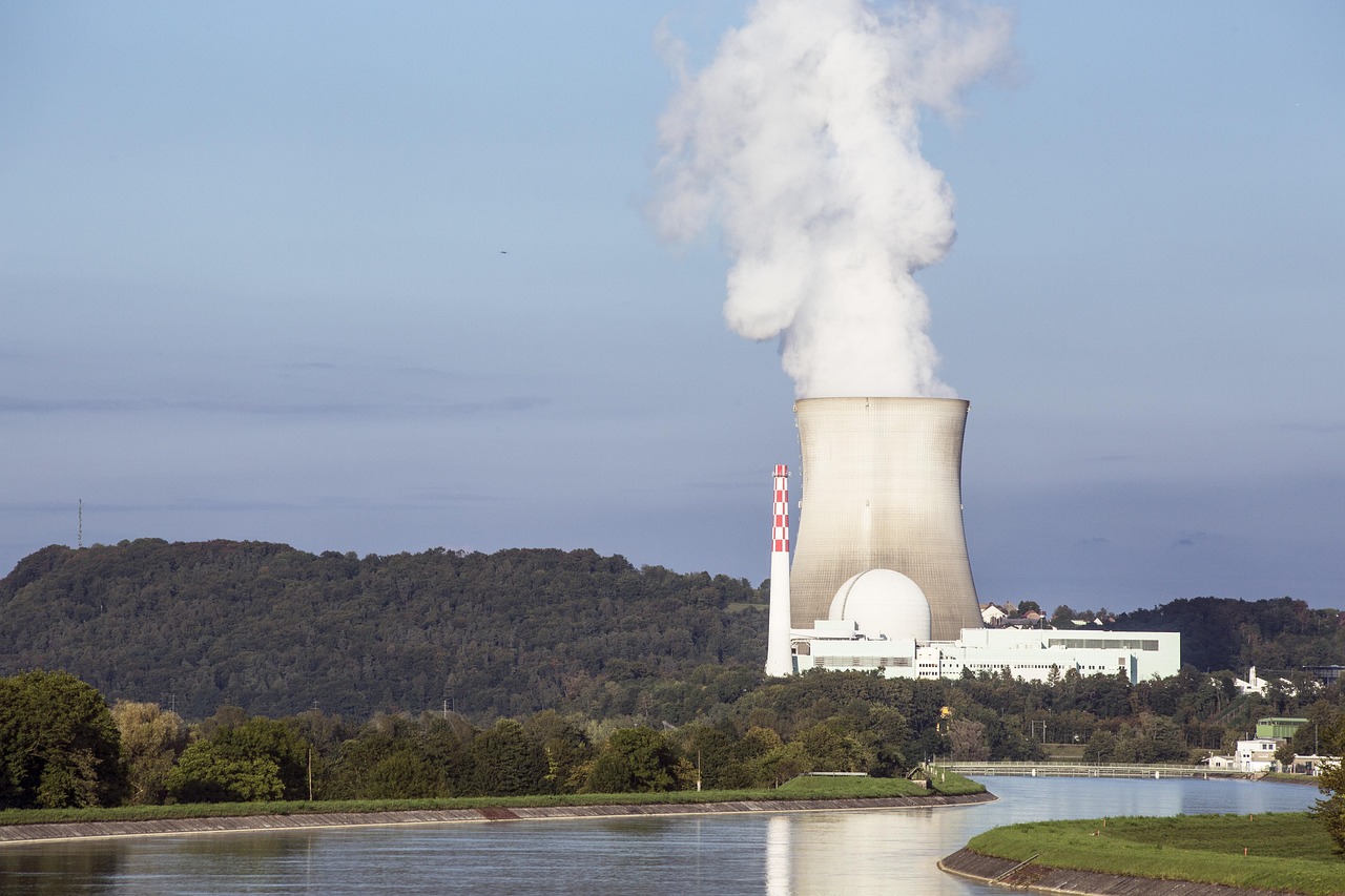 découvrez les avantages et les enjeux de l'énergie nucléaire : fonctionnement, impact environnemental, sécurité, avenir du nucléaire et alternatives pour une énergie propre et durable.