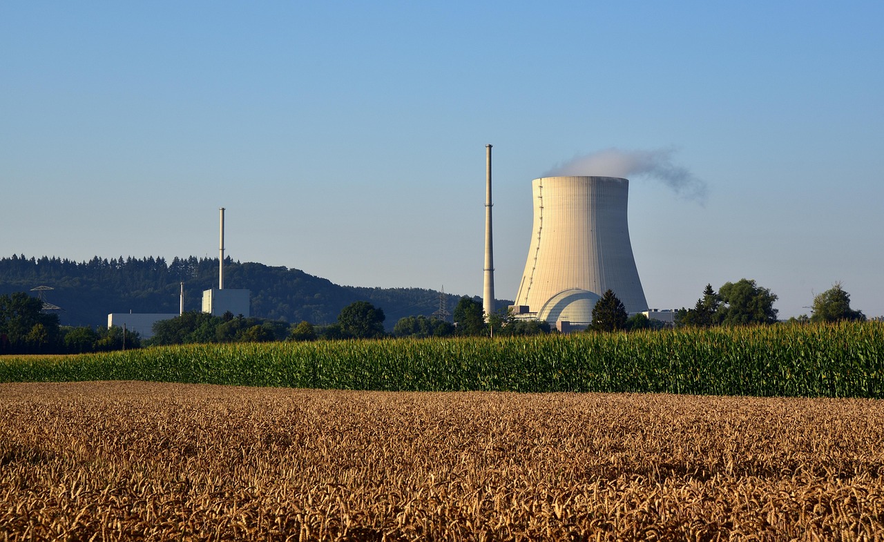 découvrez les avantages, les défis et le fonctionnement de l'énergie nucléaire : une source d'électricité incontournable pour un avenir énergétique durable et décarboné.