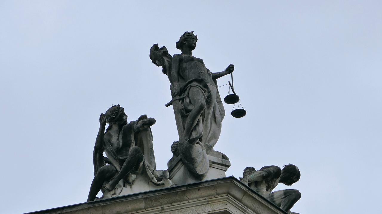 découvrez la justice transformatrice, une approche innovante qui vise à réparer les torts, restaurer les relations et favoriser des communautés plus justes et inclusives au-delà des systèmes traditionnels de punition.